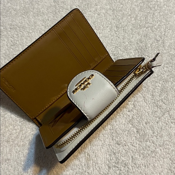 Coach Signature Wallet - Picture 9 of 12